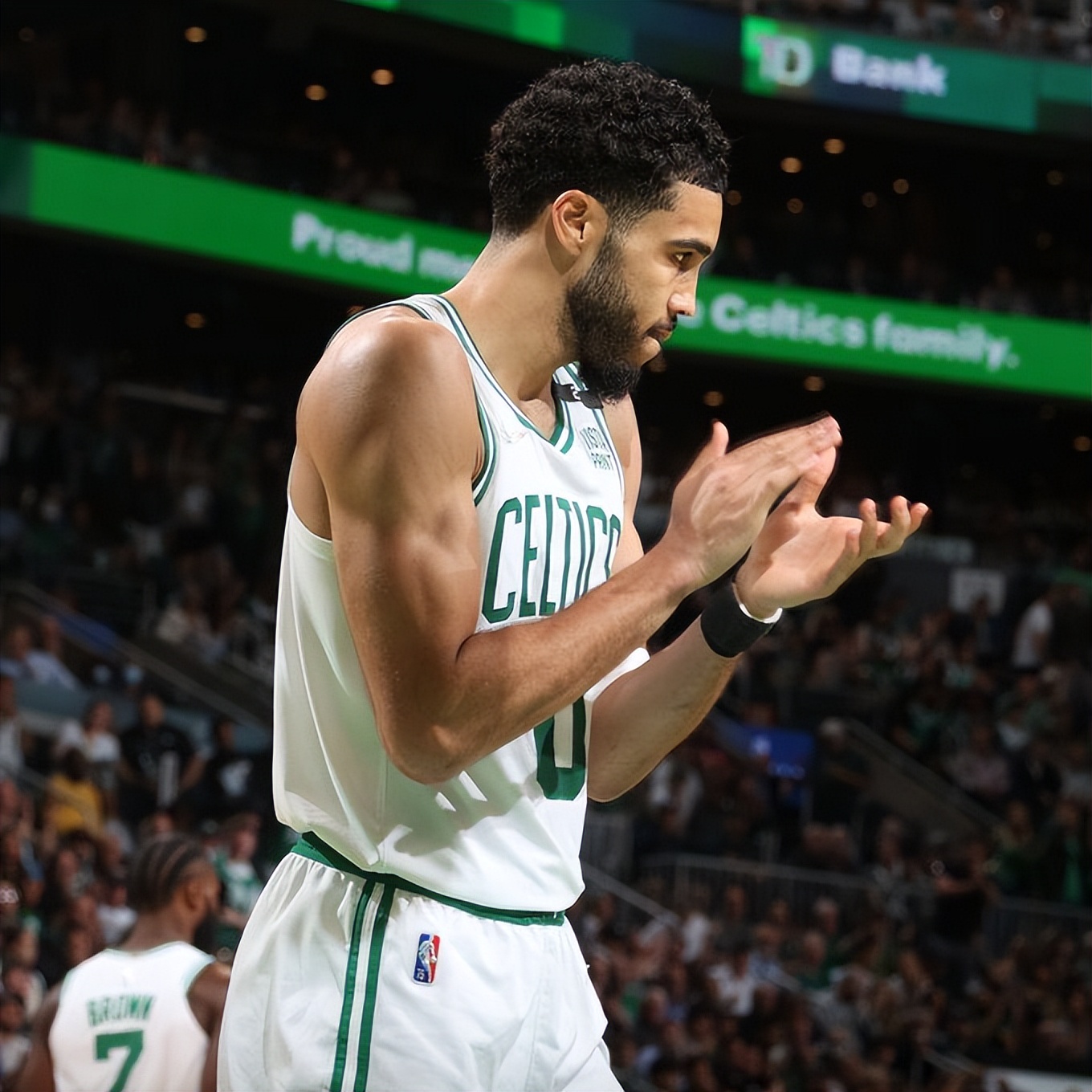 PG游戏官网登录入口-凯大仙寂寞无边,詹皇绝地复仇