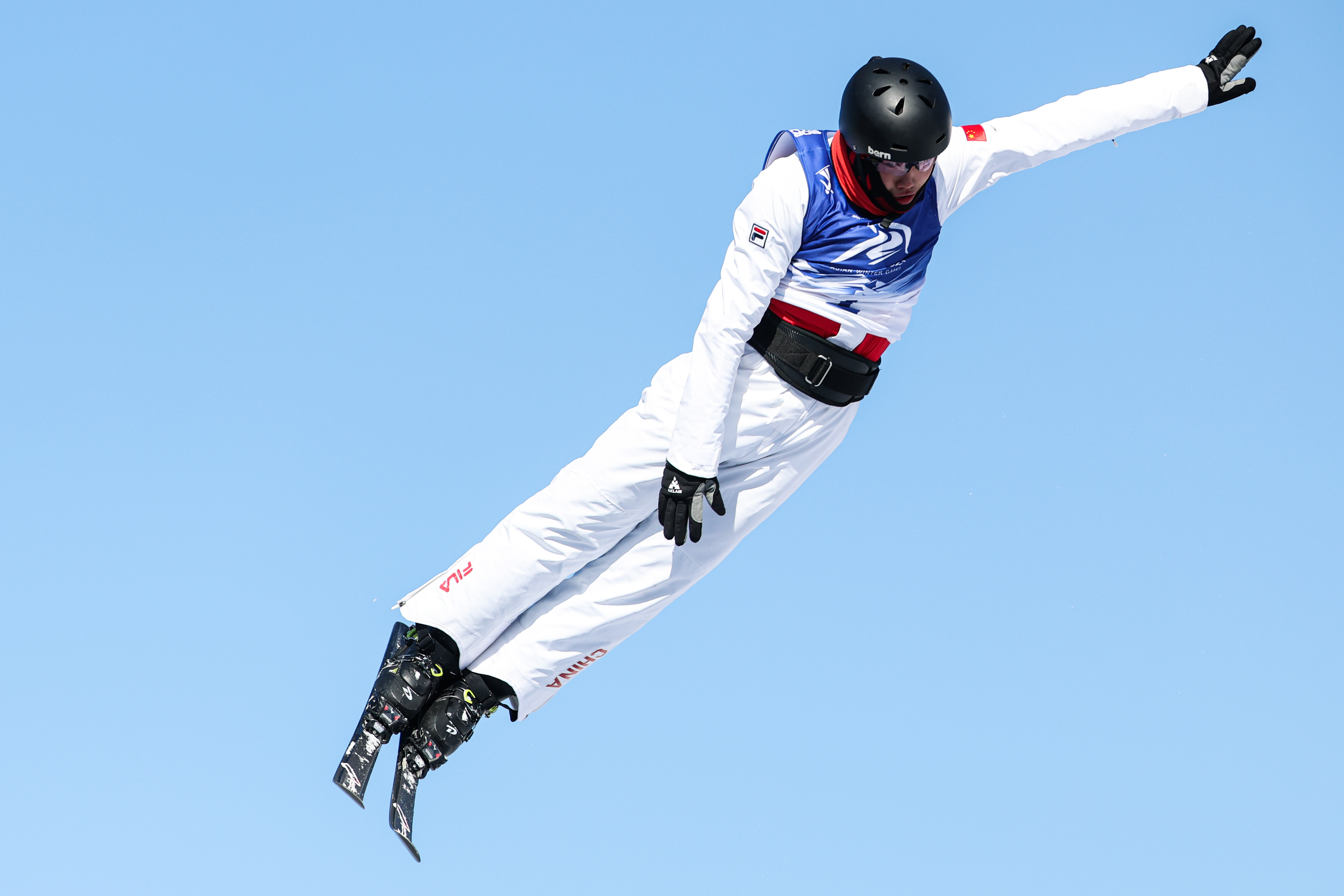 PG在线网站-奥地利滑雪运动员秀出绝佳动作,斩获银牌