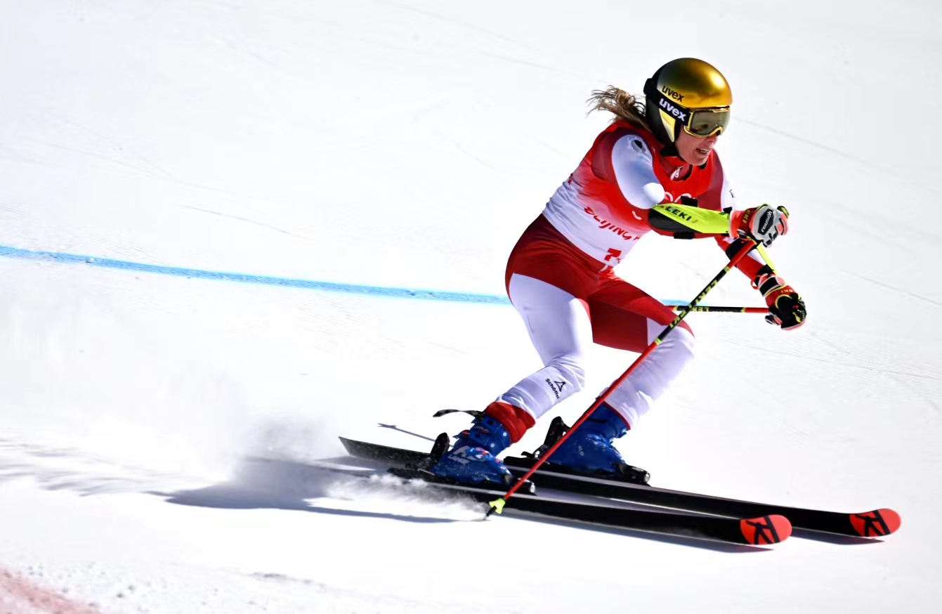 PG在线网站-奥地利滑雪运动员秀出绝佳动作,斩获银牌